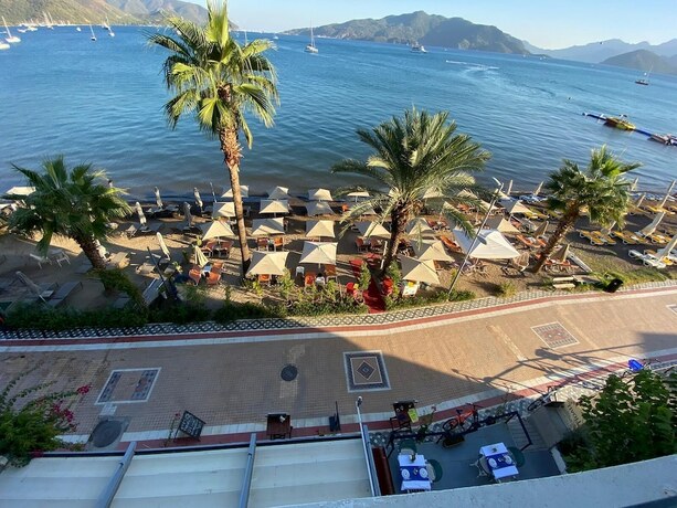 Imagen general del REIS BEACH HOTELandRESTAURANT. Foto 11