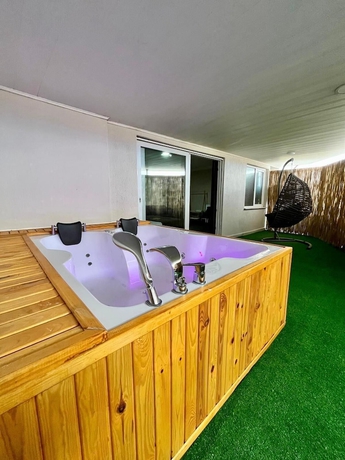 Imagen de la piscina del ROYAL İNN BORNOVA. Foto 13