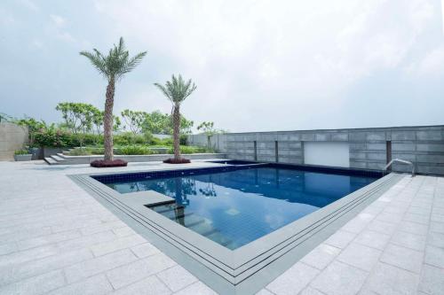 Imagen de la piscina del Radisson Hotel Vrindavan. Foto 20