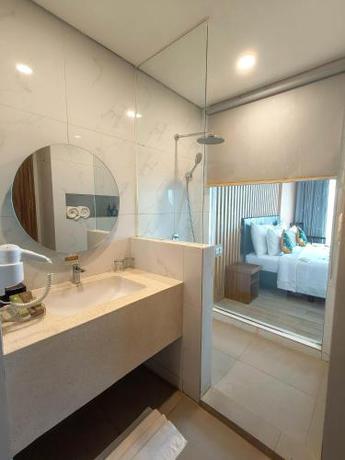 Imagen de la habitación del Raja Hotel Kuta Mandalika. Foto 16