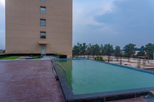 Imagen de la piscina del Ramada Encore By Wyndham Bhiwadi Phool Bagh Chowk. Foto 19
