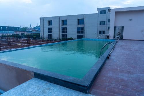 Imagen de la piscina del Ramada Encore By Wyndham Bhiwadi Phool Bagh Chowk. Foto 20