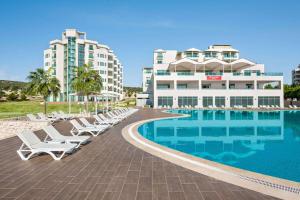 Imagen de la piscina del Ramada Resort By Wyndham Kizkalesi. Foto 10