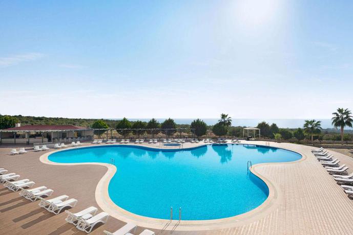 Imagen de la piscina del Ramada Resort By Wyndham Kizkalesi. Foto 11