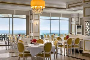 Imagen del bar/restaurante del Ramada Resort By Wyndham Kizkalesi. Foto 6