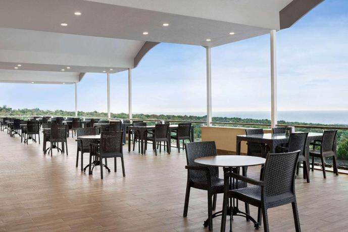 Imagen del bar/restaurante del Ramada Resort By Wyndham Kizkalesi. Foto 7