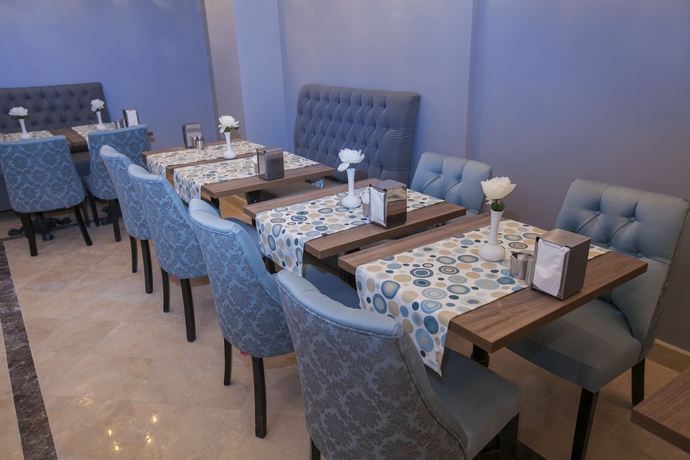 Imagen del bar/restaurante del Raymond Blue Hotel. Foto 2