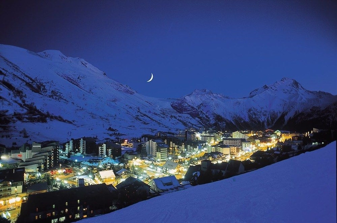 Imagen de los exteriores del R&eacute;sidence Cortina. Foto 9