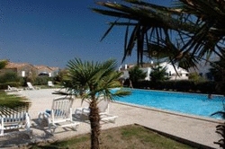 Imagen de la piscina del R&eacute;sidence Odalys Le Village des Amareyeurs. Foto 6