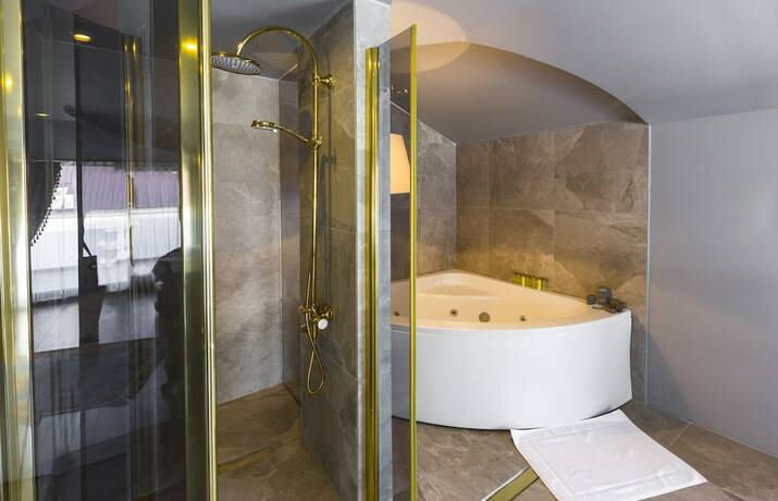 Imagen de la habitación del Real King Suit Otel. Foto 12