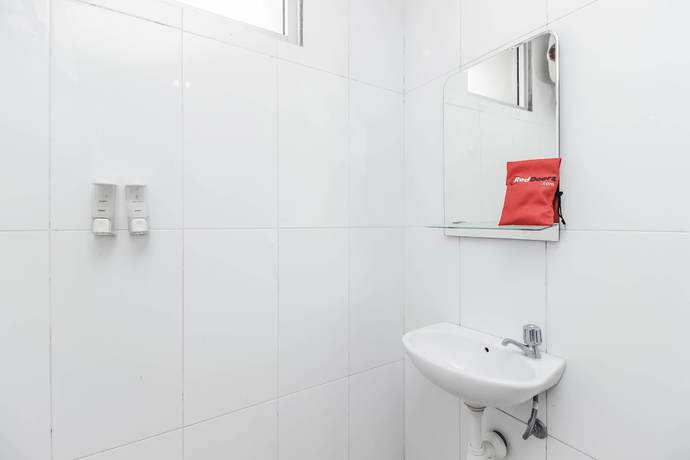 Imagen de la habitación del RedDoorz Plus @ Cikarang. Foto 15