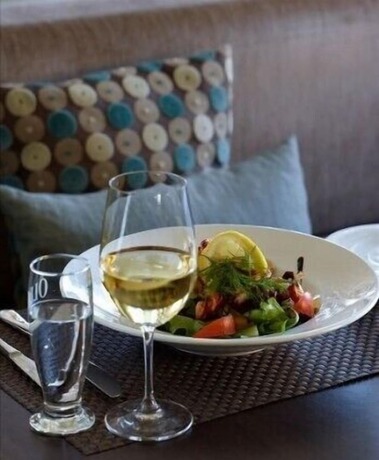 Imagen del bar/restaurante del Rederiet Hotell. Foto 16