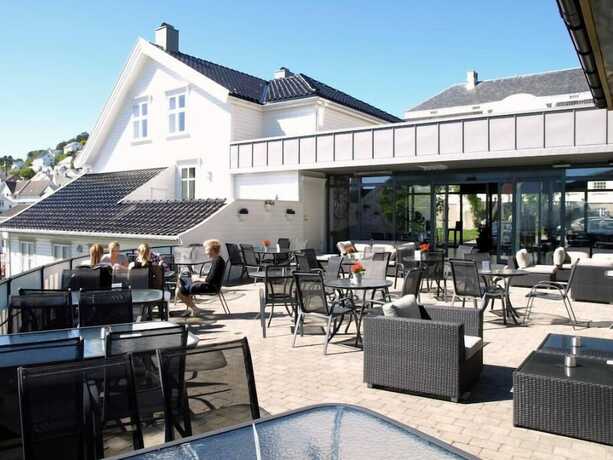 Imagen de los exteriores del Rederiet Hotell. Foto 33