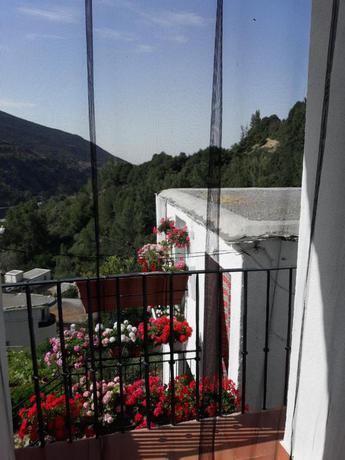 Imagen de los exteriores del Refugio Alpujarra Alta. Foto 7