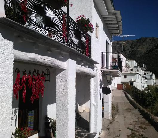 Imagen de los exteriores del Refugio Alpujarra Alta. Foto 8