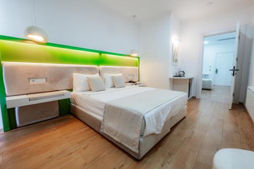 Imagen de la habitación del Regenesis Hotel & Spa. Foto 18