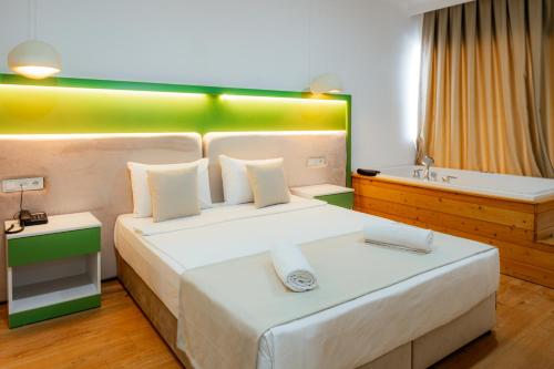 Imagen de la habitación del Regenesis Hotel & Spa. Foto 20