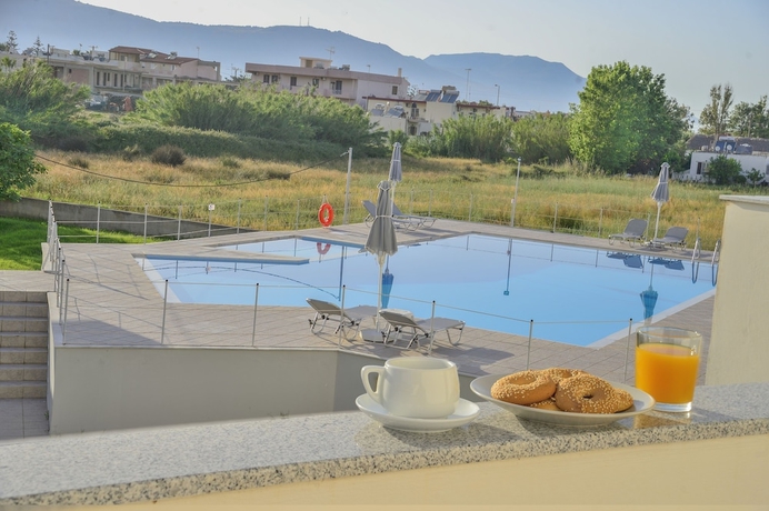 Imagen de la piscina del Reina Apartments. Foto 18