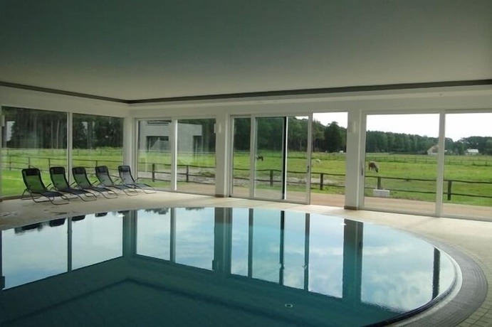 Imagen de la piscina del Reit- und Freizeithotel Friesenhof. Foto 20
