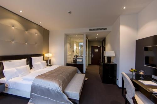 Imagen de la habitación del Relais & Ch&acirc;teaux Hotel Burg Schwarzenstein. Foto 8