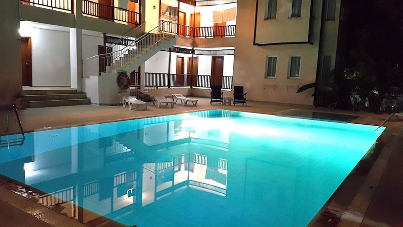 Imagen de la piscina del Residence Garden Hotel. Foto 17