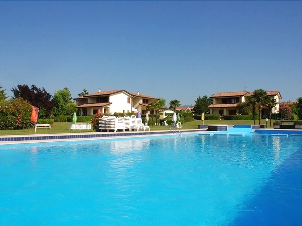 Imagen de la piscina del Residence Primera. Foto 15