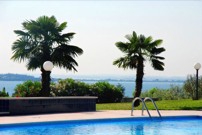 Imagen de la piscina del Residence Primera. Foto 16