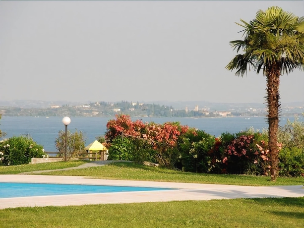 Imagen de la piscina del Residence Primera. Foto 17