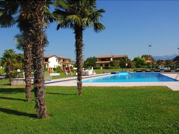 Imagen de la piscina del Residence Primera. Foto 19