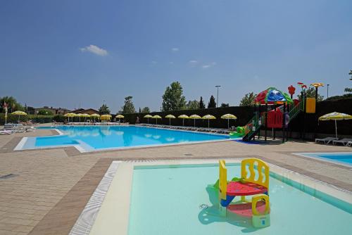 Imagen de la piscina del Residence Villaggio Tiglio. Foto 7