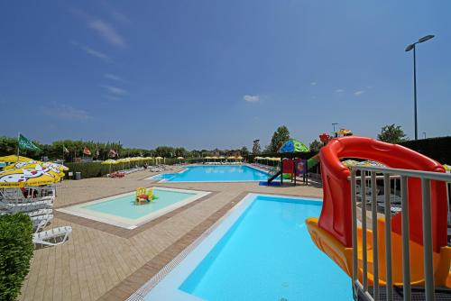Imagen de la piscina del Residence Villaggio Tiglio. Foto 8