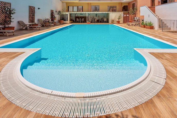 Imagen de la piscina del Residence con piscina a 300 mt dal mare. Foto 17