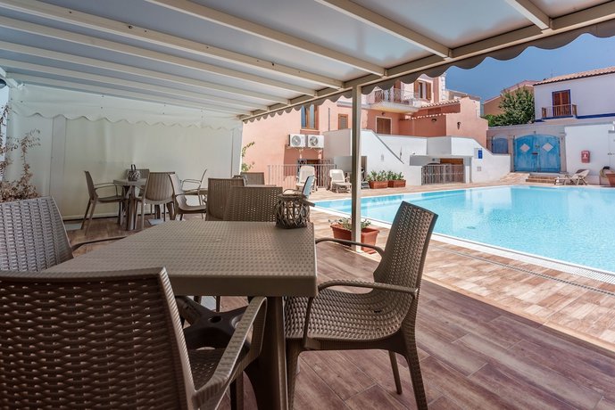 Imagen de la piscina del Residence con piscina a 300 mt dal mare. Foto 20