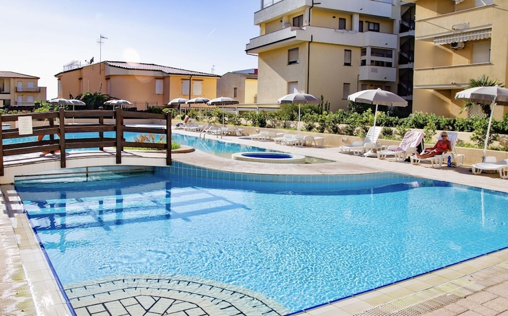 Imagen de la piscina del Residence just 150 mt from the beach. Foto 9