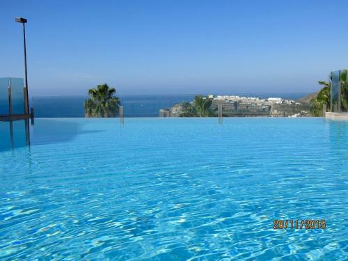 Imagen de la piscina del Residencial Ventura. Foto 6