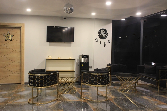 Imagen de los interiores del Retro Star Suites. Foto 15