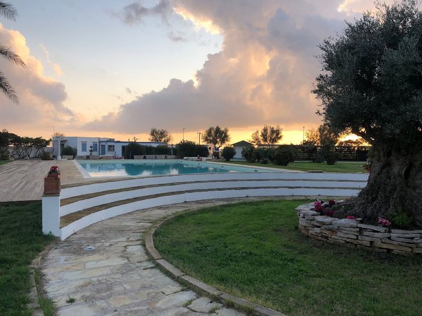 Imagen de la piscina del Riva di Palo Resort. Foto 20