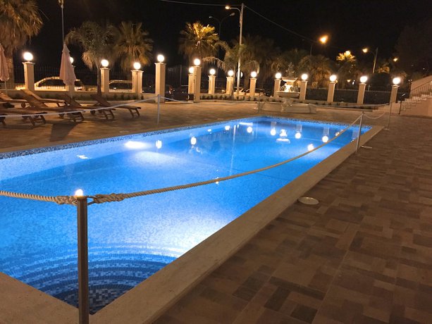 Imagen de la piscina del Riviera Palace. Foto 16
