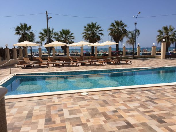 Imagen de la piscina del Riviera Palace. Foto 19