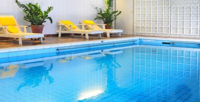 Imagen de la piscina del Romantik Hotel Spielweg. Foto 17
