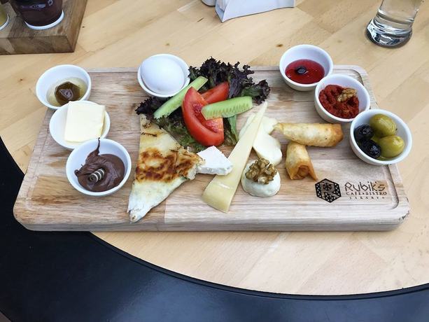 Imagen del bar/restaurante del Roof 264 Hotel and Suites. Foto 3