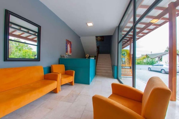 Imagen de los interiores del Room Room Motel. Foto 19