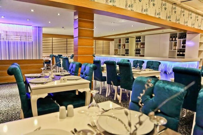 Imagen del bar/restaurante del Rota Bulvar Hotel. Foto 6