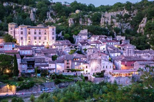 Imagen general del Roulottes Et Cabanes De Saint Cerice. Foto 4