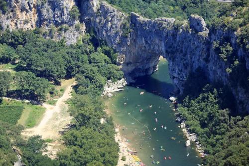 Imagen general del Roulottes Et Cabanes De Saint Cerice. Foto 5