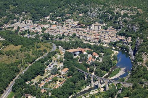 Imagen general del Roulottes Et Cabanes De Saint Cerice. Foto 6