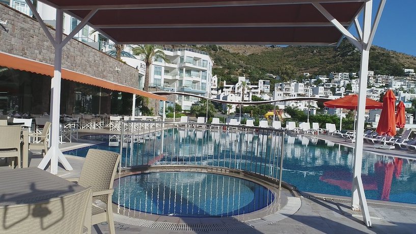 Imagen de la piscina del Roxx Suite Deluxe And Spa Hotel. Foto 13