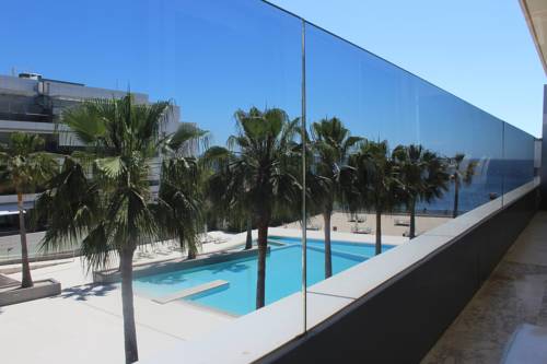 Imagen de la piscina del Royal Beach Luxury Apartament. Foto 4