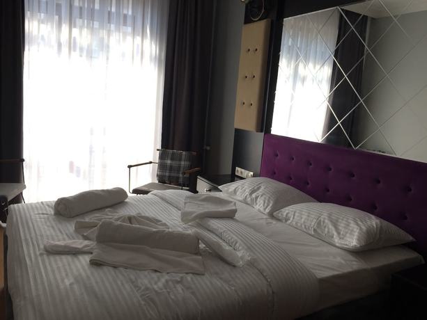 Imagen de la habitación del Royal Garden Suite Hotel. Foto 5