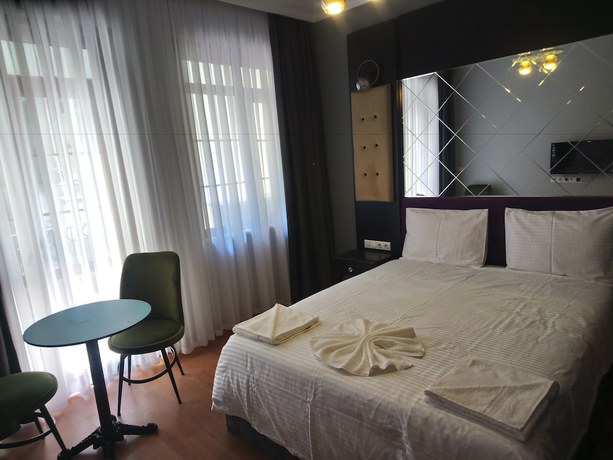 Imagen de la habitación del Royal Garden Suite Hotel. Foto 15